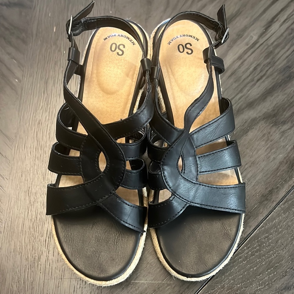 SO girls black wedges size 6